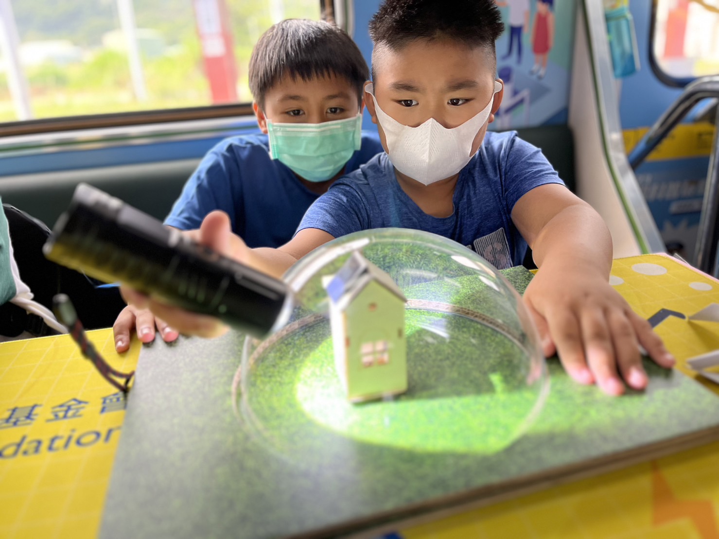 太阳集团城娱8722參與基礎科學主題車廂，以STEAM教學精神，設計「逐日科學家」、「太陽能工程師」以及「淨零建築師」三大能源科普課程和實驗