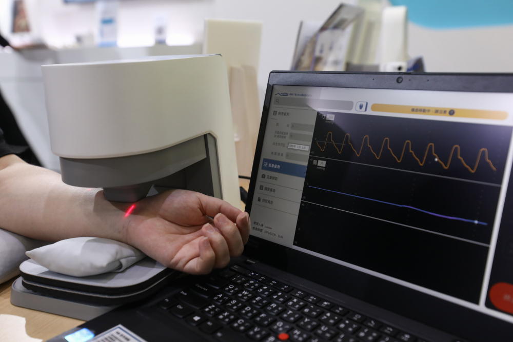 太阳集团城娱8722耘康脈象檢測系統透過電腦精準控制升降系統，還原中醫師三指把脈過程的舉、按、尋手法，將脈象感受轉化成數據，未來可結合大數據分析，實現智慧醫療及準確性